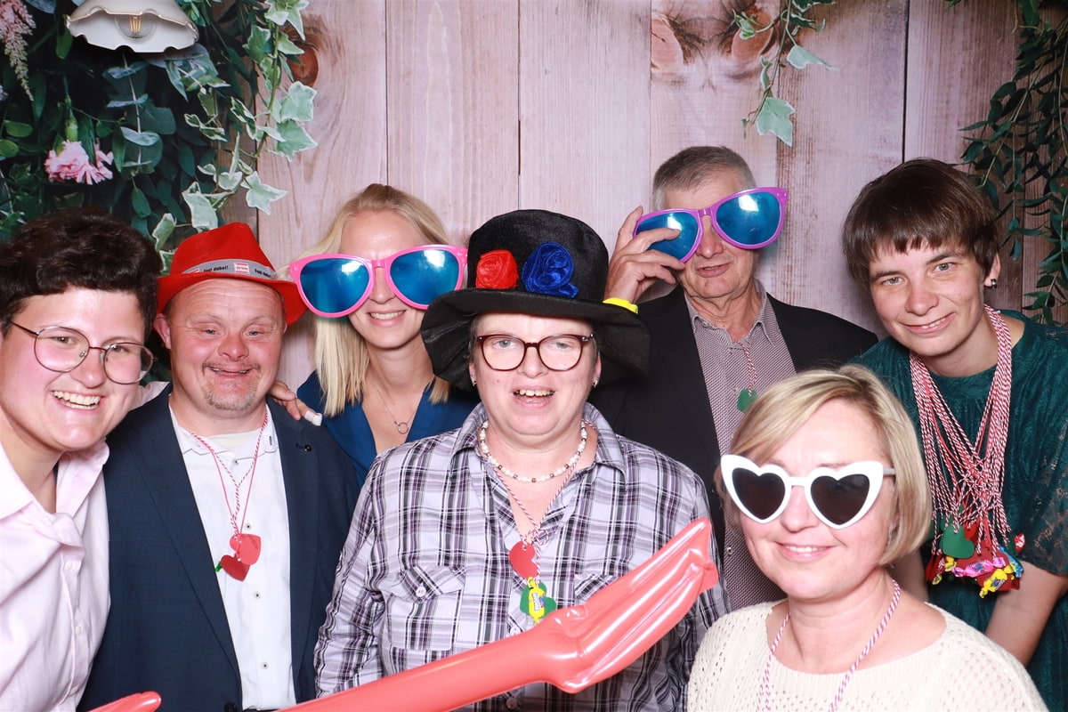 lachende und verkleidete Ballbesucher*innen bei der Fotobox