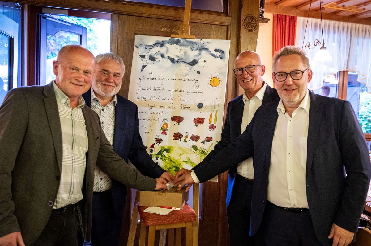 vier Bürgermeister der Region geben ein Angebot für die Bildversteigerung ab