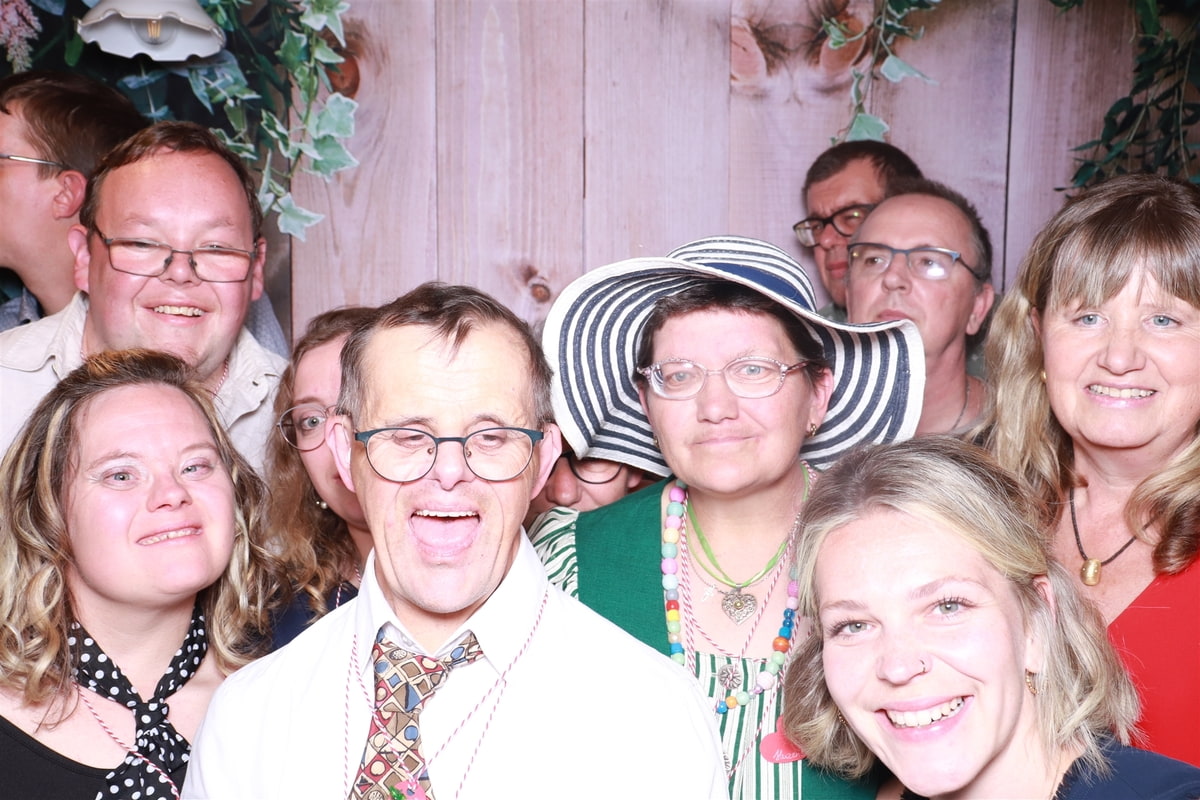 lachende und verkleidete Ballbesucher*innen bei der Fotobox